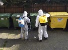 Pracovníci specializované firmy v Novém Jiín desinfikují odpadkové kontejnery...