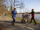 Lidé vyuili slunený pátek a vyrazili k praské Hostivaské pehrad. (27....