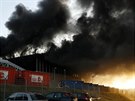 Poár sklad v Jihlav likvidují desítky hasiských voz