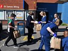 Dobrovolníci pedávají zdravotním sestrám jídlo ped nemocnici. Britská vláda...