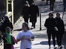 Lidé s maskami proti koronaviru v Londýn. Britská vláda vyzvala obany, a...