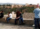 Dvojice se líbá u palácového komplexu Alhambra v Granad, který je zavený...