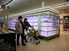 Supermarket s prázdnými regály. panlé vykoupili supermarket v obav ze íení...