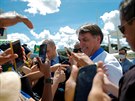 Brazilský prezident Jair Bolsonaro si podává ruce se svými příznivci navzdory...