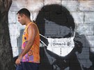 Graffiti zobrazující brazilského prezidenta Jaira Bolsonara s roukou proti...