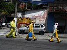 Pracovníci v ochranném odvu dezinfikují ulice Rio de Janeira jako ochranu...