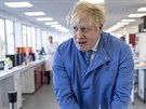 Britský premiér Boris Johnson si umývá ruce. (6. března 2020)