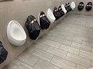 V Británii zablokovaly ást pisoár na veejných záchodech, aby lidé dodrovali...