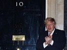 Britský premiér Boris Johnson tleská zdravotníkm za jejich boj s nákazou...