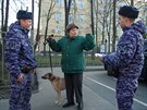 Rutí vojáci mluví s dchodkyní. Moskva naídila lidem starím 65 let, aby...