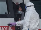 Ruský zdravotník doprovází pacienta nakaeného koronavirem do nemocnice. (23....
