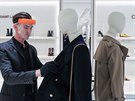 Ruský prodava v obchod s luxusním zboím nosí ochrannou masku proti...