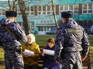 Rutí vojáci mluví s dchodkynmi. Moskva naídila lidem starím 65 let, aby...
