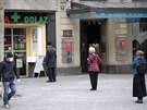 Švýcaři stojí před lékárnou v rozestupech, aby se vyhnuli nákaze koronavirem....