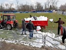 Poadatelé odklízejí sníh ped zápasem bloruské ligy mezi Slutskem a Slavií...