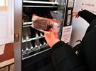 Na radnici v brněnských Řečkovicích prodává automat roušky za 50 korun.