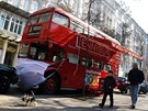 Londýnský autobus, který slouí v Kyjev jako kavárna, je symbolicky ozdobený...