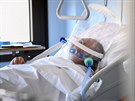 Pacient s chorobou COVID-19 na jednotce intenzivní péče v italské nemocnici...
