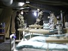 Francouzští vojáci diskutují uvnitř vojenské polní nemocnice postavené v...