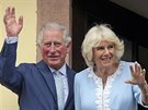 Britský princ Charles a Camilla, vévodkyn z Cornwallu, mávají z balkonu...