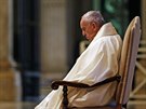 Pape Frantiek odpoívá v kesle u vchodu do baziliky svatého Petra ve...
