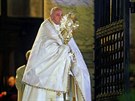 Pape Frantiek drí kí bhem modlitby v bazilice svatého Petra ve Vatikánu....