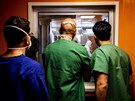 Lékai sledují pacienty s nemocnním COVID-19 na jednotce intenzivní pée v...