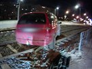 Opilý řidič vjel autem na tramvajovou trať. Od vozu pak odešel. 