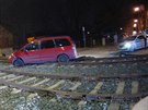 Opilý řidič vjel autem na tramvajovou trať. Od vozu pak odešel. 