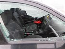 Muž mu velkým kladivem rozbil okna na autě.