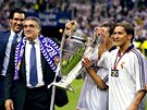 Lorenzo Sanz coby prezident Realu Madrid (vlevo) a Míchel Salgado v roce 2000 s...