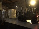 Vojci vykldaj 106 tun zdravotnickho materilu dopravenho z ny