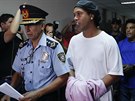 Bývalý brazilský fotbalista Ronaldinho (vpravo) si odpykává trest poté, co byl...