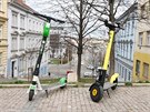 Sdílené kolobky v Praze provozuje krom Lime u i Revolt. (18. kvtna 2020)