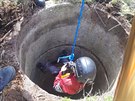 D�t� spadlo na okraji �umperka do studny, na�t�st� ale vyv�zlo jen s leh��mi...