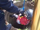 D�t� spadlo na okraji �umperka do studny, na�t�st� ale vyv�zlo jen s leh��mi...