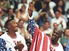 DREAM TEAM. Amerití basketbalisté Larry Bird, Scottie Pippen, Michael Jordan a...