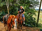 Na koních po tabákovýchch plantáích ve Viales v Kub. Snímek z cest Jiího...
