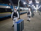 Manévry na plzeňském hlavním vlakovém nádraží kvůli jedné cestující, která v...
