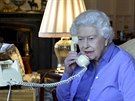 Kvli koronaviru si britská královna Albta II. s premiérem Borisem Johnsonem...