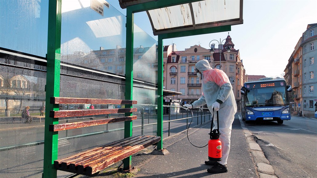 Zastávky ve Varech dezinfikují, chemická ochrana vydrží až tři týdny