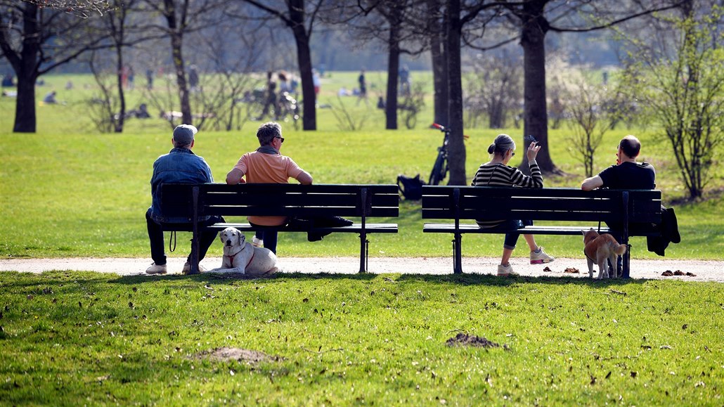 Nmci si bez obav z íení koronaviru uívají slunený pátek v parku Anglická...