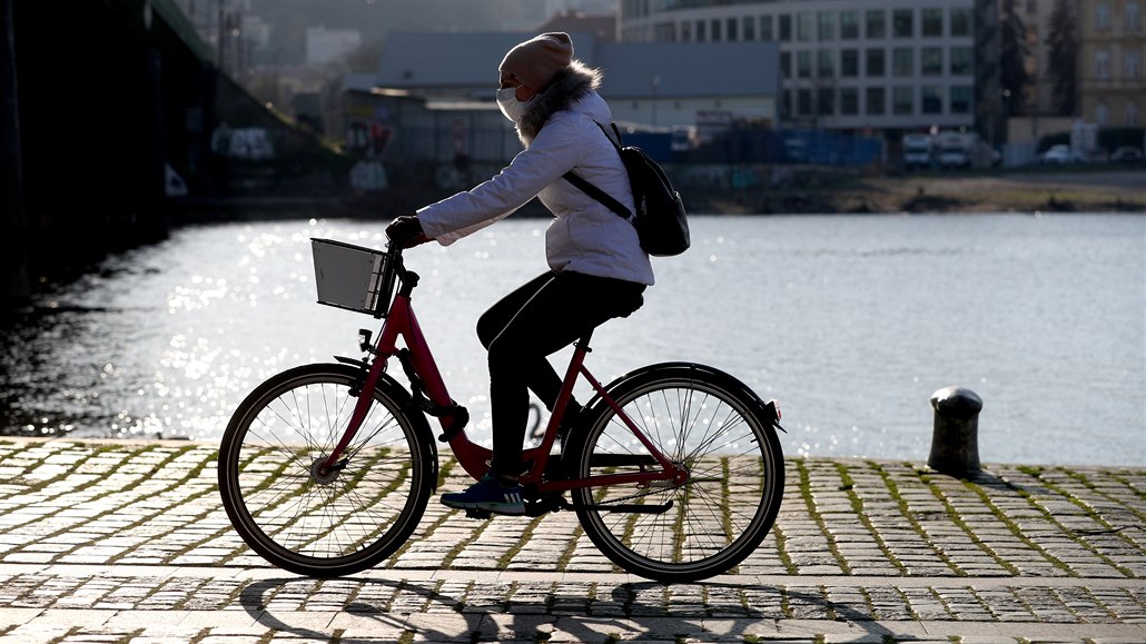 Cyklistce s rouškou se zamlžily brýle a havarovala. Poranila si rameno