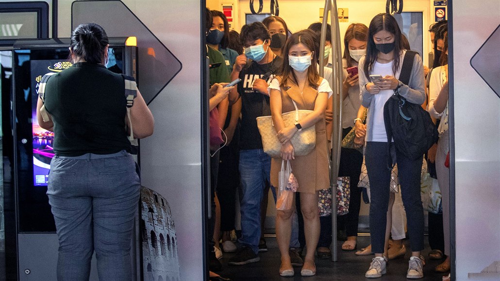 Lidé cestující metrem v thajském Bangkoku (25. bezna 2020)