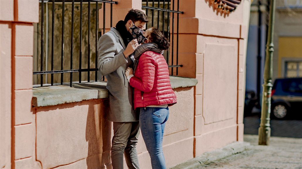 Rand�ní v �asech koronaviru bylo slo�it�j�í, ne� kdy d�íve. Políbení p�es...