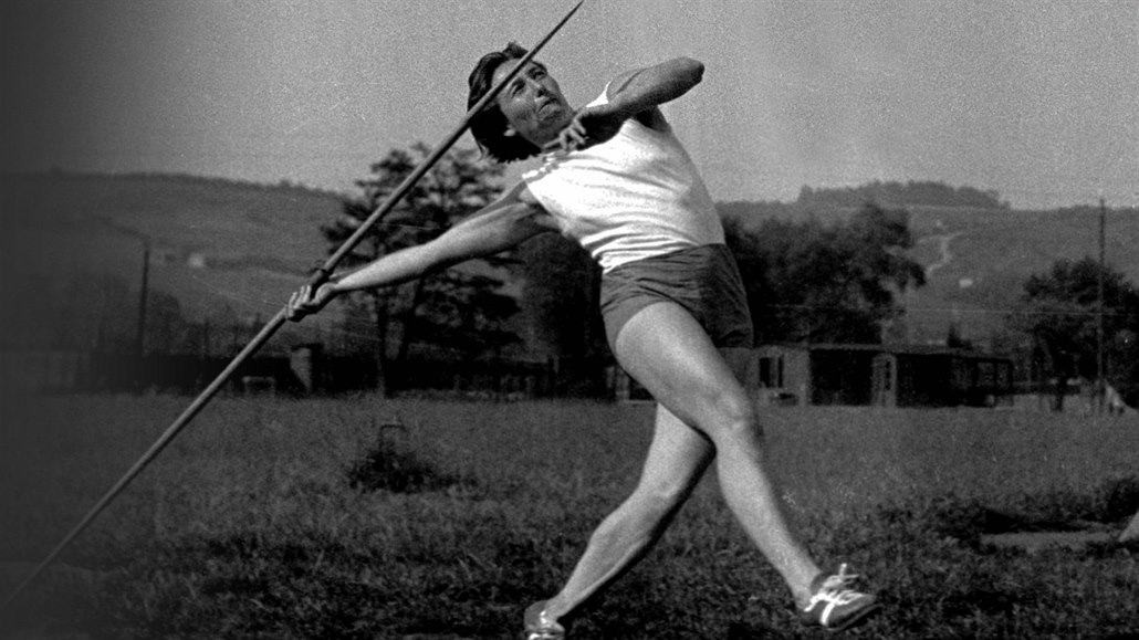 Oštěpařka Dana Zátopková trénuje hod oštěpem. Fotografie z roku 1952.
