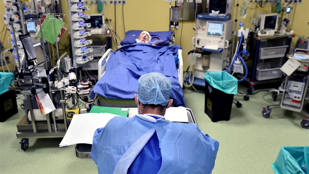 Lékař dohlíží na pacienta na jednotce intenzivní péče v nemocnici San Raffaele...