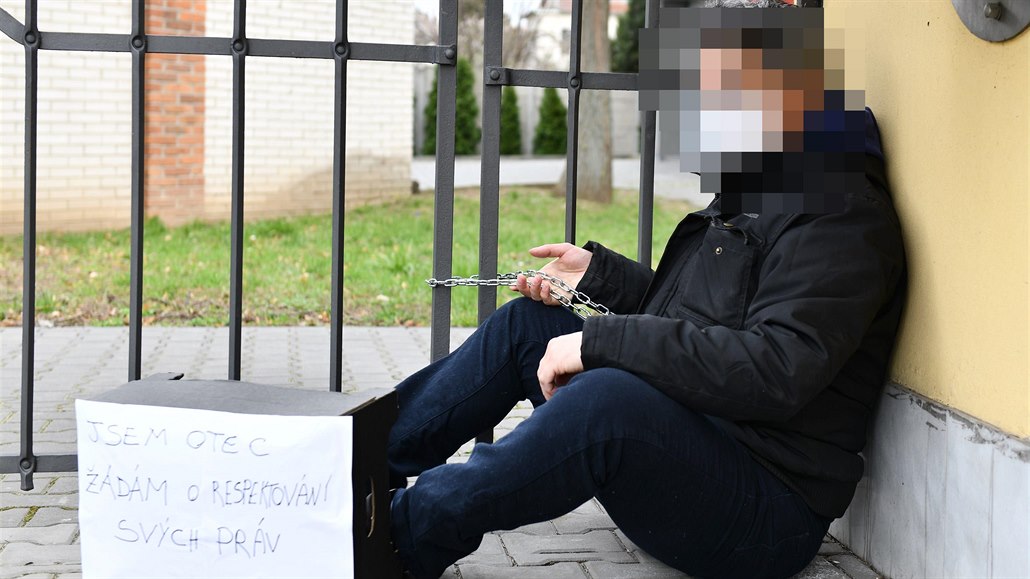 Muž se na protest připoutal k plotu úřadu, údajně nemůže vídat svého syna