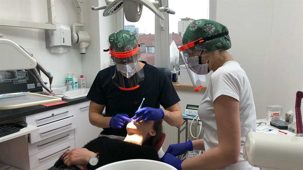 Štíty z českých 3D tiskáren chrání první zdravotníky, dostávají je zdarma