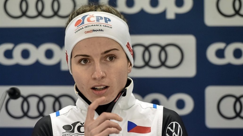 Běžkyně na lyžích Kateřina Razýmová na tiskové konferenci.